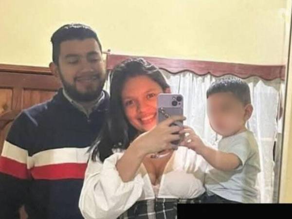 La periodista Alison Rodríguez Machado carga a su hijo de tres años de edad.