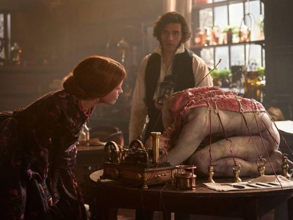 Protagonizada por <b>Óscar Isaac</b> y el monstruo <b>Jacob Elordi</b>, esta película de $120 millones fue aclamada con 13 minutos de ovación, ofreciendo una visión profunda y espectacular sobre <b>qué significa ser humano</b> bajo el inconfundible sello del cineasta mexicano.