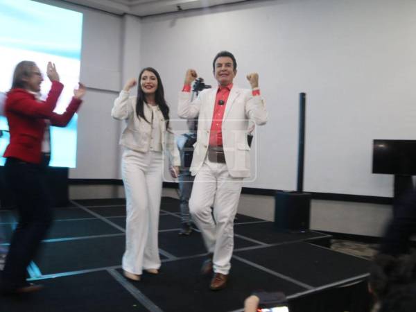 Minutos después de que Salvador Nasralla celebrara un liderazgo en los conteos propios, el CNE publicó cifras que le dieron la delantera a Nasry Asfura.