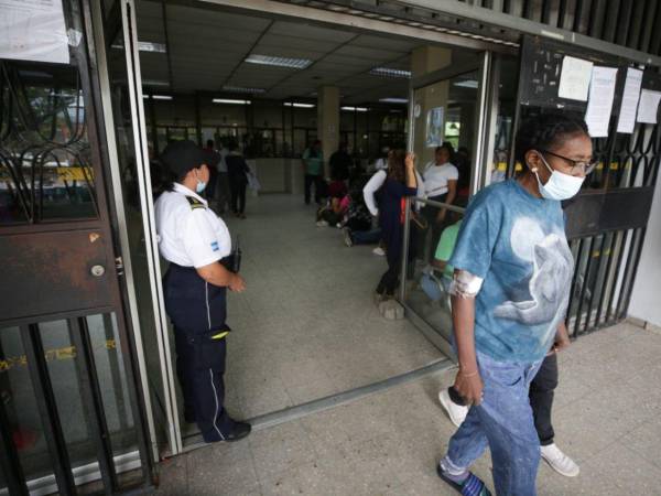 Los derechohabientes que llegaron este martes a retirar su medicamento o a solicitar una cita se regresaron a sus hogares con las manos vacías.