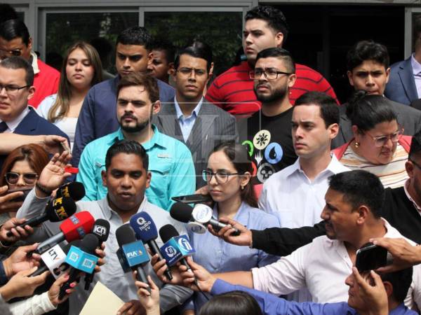 Los jóvenes exigieron al fiscal general, Johel Zelaya, hacer de conocimiento público el contenido de la memoria que presentaron como medio de prueba.