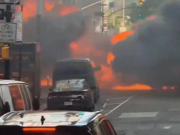 Momento en que la fuerte explosión sorprendió a las personas que transitaban por la zona.
