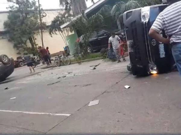 Tras el choque en el barrio Medina, ambos vehículos quedaron volcados, y las víctimas fueron trasladadas por ambulancias del 911.