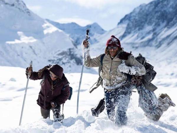 El director Juan Antonio Bayona estrenó en 2024 la película La sociedad de la nieve, sobre la tragedia aérea en Los Andes, dos años después presenta el documental Más allá de la sociedad, que rescata testimonios sobre el accidente que marcó la historia del siglo pasado.