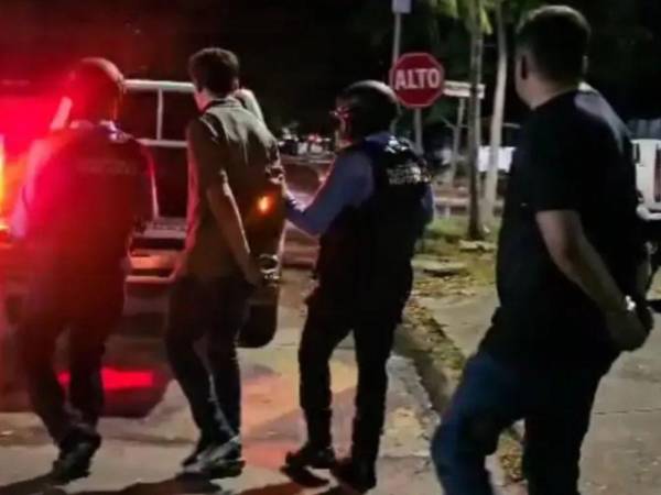Momento de la captura de los dos hombres que se hacían pasar por miembros del Cartel del Diablo.