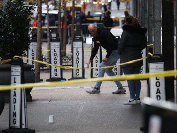 Un teléfono móvil, una botella de agua, el envoltorio de un caramelo y varios casquillos de bala son los elementos con los que cuenta por ahora la Policía, además de las impactantes imágenes de las cámaras de seguridad, para dar con el autor del asesinato de un alto ejecutivo en Nueva York el miércoles, según informan los medios estadounidenses.
