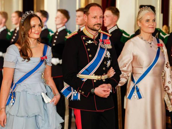 Los ahora reyes de Noruega, Haakon y Mette-Marit. junto a su hija, la princesa Ingrid Alexandra, en una fotografía de archivo.