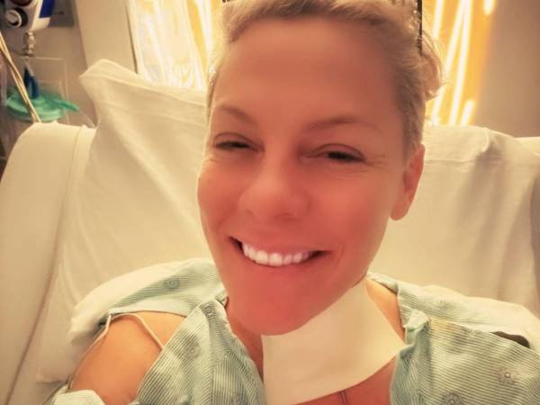 La artista Pink comenzó 2026 en un quirófano. La intérprete de 'Just Give Me a Reason' compartió este miércoles una imagen desde su cama hospitalaria donde reveló que se sometía a una operación para reemplazar dos discos cervicales.