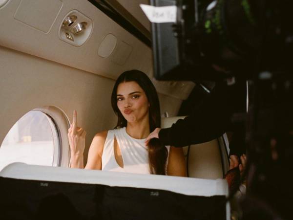 Kim Kardashian y Kylie Jenner respondieron a la maldición Kardashian después de que un comercial protagonizado por su hermana Kendall para el Super Bowl se volviera viral en redes sociales.