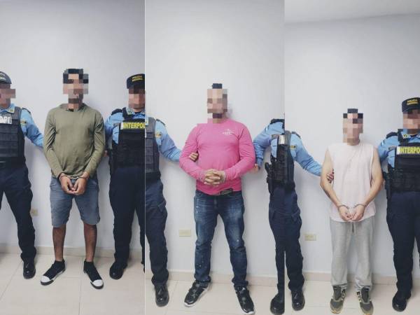 Los tres hombres fueron arrestados luego de bajar del avión en el que llegaron deportados al aeropuerto Ramón Villeda Morales, de La Lima.