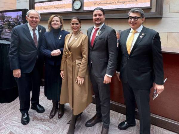 El evento, marcado por tensiones diplomáticas entre Honduras y EE. UU., se da tras declaraciones de Xiomara Castro sobre la posible expulsión de una base militar estadounidense en Honduras y la denuncia del Tratado de Extradición.