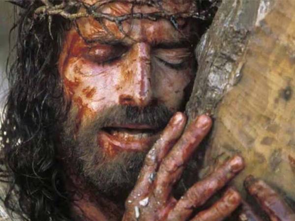 Hay algo que no ha cambiado con los años. Llega la Semana Mayor y, casi por instinto colectivo, millones de familias vuelven a buscar aquellas imágenes que llevan décadas formando parte del ritual. Antes era la televisión abierta quien marcaba los tiempos. Hoy, el mando a distancia da paso al cursor, y plataformas como Netflix y Prime Video se han convertido en los nuevos programadores de este tiempo litúrgico. El cine bíblico y de temática espiritual experimenta cada Pascua un alza notable en las métricas de consumo, un fenómeno que las plataformas de streaming han sabido leer con puntualidad.