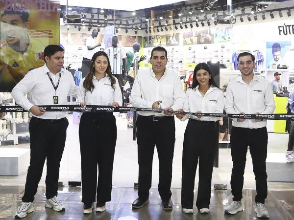 Corte de cinta: Momento oficial de inauguración de la nueva tienda Sportia en City Mall Tegucigalpa, marcando la apertura de su séptima tienda a nivel nacional.