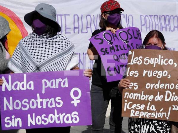 Grupos de manifestantes señalan opacidad y violaciones en la política de seguridad de Bukele.