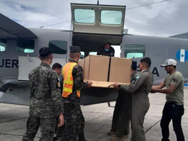 Cuando los cuerpos llegan al país, se recibe apoyo de la Fuerza Aérea para ser llevados a sus lugares de origen que son de difícil acceso.