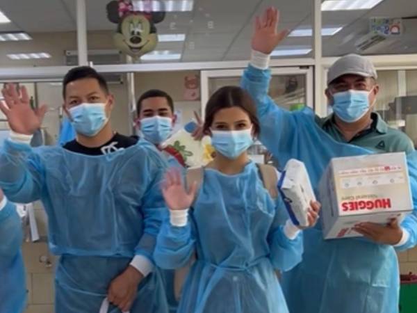 Su gesto de solidaridad conmovió a médicos, enfermeras e invitados que participaron en la entrega de colchas, ropa y artículos de higiene.