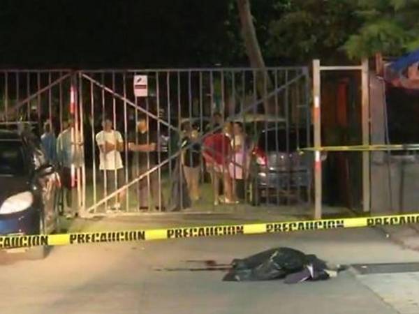 El cuerpo de la víctima fue cubierto con un plástico negro por vecinos del lugar.