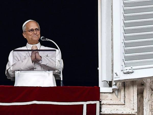 El papa participó este domingo en el ángelus en el Vaticano y anunció que retomará sus actividades de forma gradual, tras ser operado de un adenocarcinoma en el pulmón derecho.