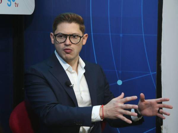 El joven, que creó una comunidad en redes sociales por su estilo crítico contra el gobierno, aspira a convertirse en legislador.