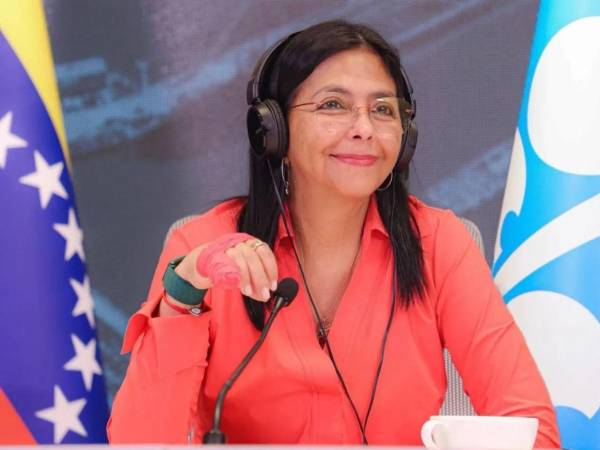 Delcy Rodríguez visitó la tumba de Hugo Chávez en Caracas tras juramentarse como presidenta encargada.