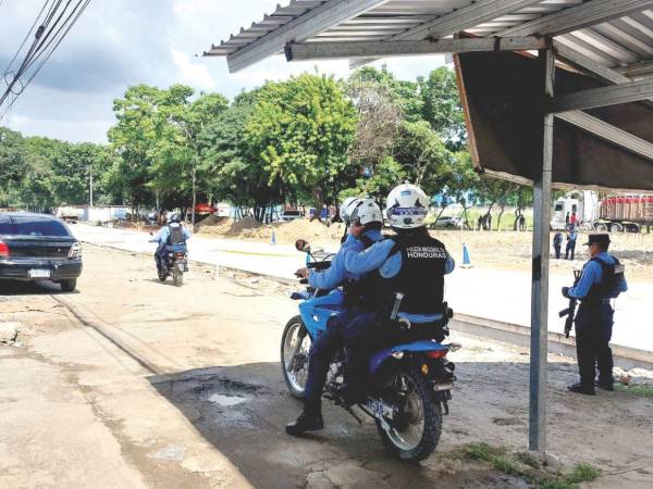 Elementos de la Policía Nacional de Honduras llegaron a la escena del crimen tras el crimen.