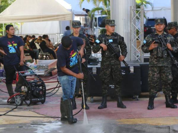 Más de 2,000 efectivos de las Fuerzas Armadas y de la Policía Nacional permanecen desplegados desde este sábado en los alrededores del Congreso Nacional como parte del dispositivo de seguridad previo a la instalación del primer período de sesiones de la legislatura 2026-2030, programado para este domingo.