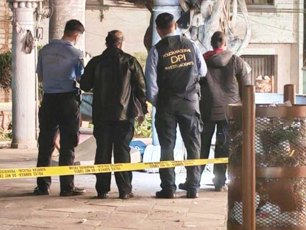 Las autoridades reconocieron y levantaron el cuerpo del hombre.