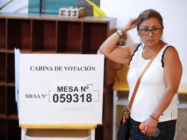 Una mujer espera en una mesa de votación este domingo, en Lima(Perú). Las autoridades electorales de Perú ampliaron una hora más el tiempo para sufragar este domingo en las elecciones generales tras los múltiples problemas registrados para abrir los centros de votación, especialmente en Lima.