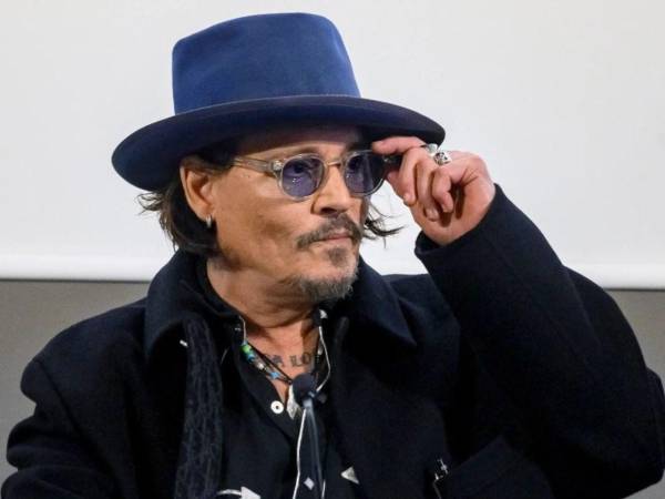 El actor Johnny Depp presenta su primera escultura, una especie de híbrido entre figura humana y conejo, realizada en bronce.