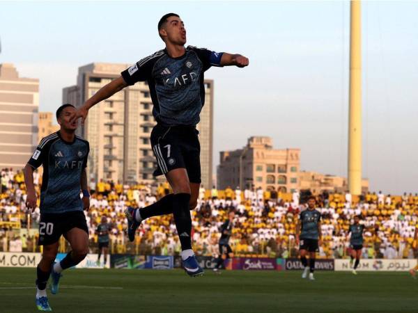 Con su tradicional festejo, Cristiano Ronaldo no pierde el olfato goleador.