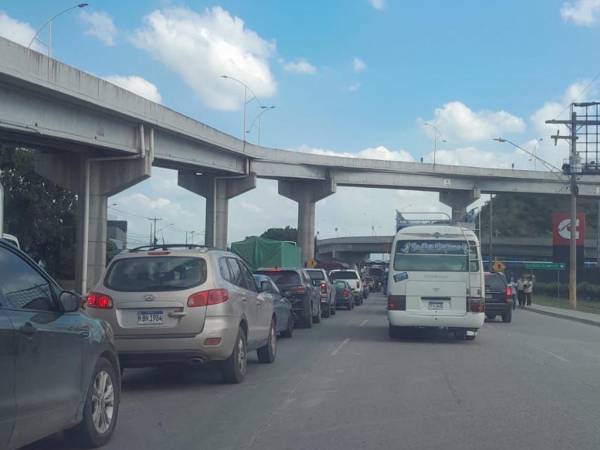 Fila de vehículos cerca de donde estaban los peajes en el bulevar del este de San Pedro Sula.