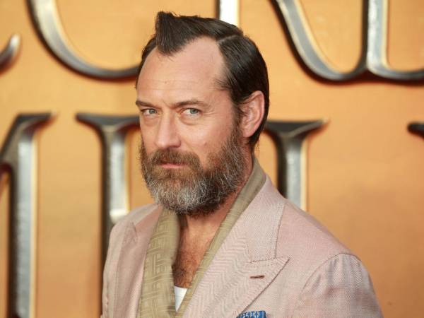 El actor y productor británico Jude Law celebró un hito trascendental en su trayectoria al recibir una estrella en el Paseo de la Fama de Hollywood.