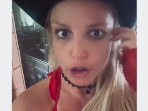 La cantante utilizó sus redes sociales para narrar una experiencia estética que afectó su ojo izquierdo durante semanas.