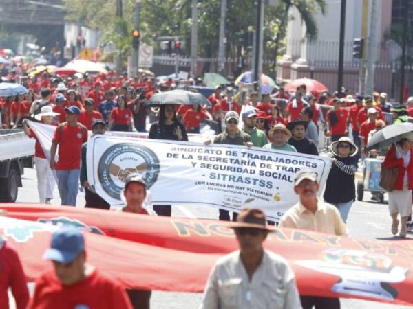 Los trabajadores también exigen el cumplimiento de sus derechos laborales, un alto a los despidos catalogados como ilegales y una queja por el aumento de la canasta básica.
