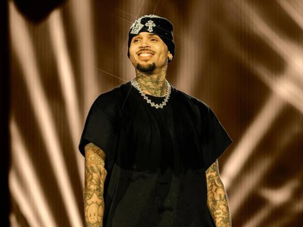 Un jurado del condado de Los Ángeles falló en contra de Chris Brown y ordenó al cantante pagar cerca de 13 millones de dólares a su exempleada doméstica María Ávila, quien sufrió graves heridas en el rostro y el brazo tras ser atacada por un perro guardián, propiedad del artista, en diciembre de 2020.