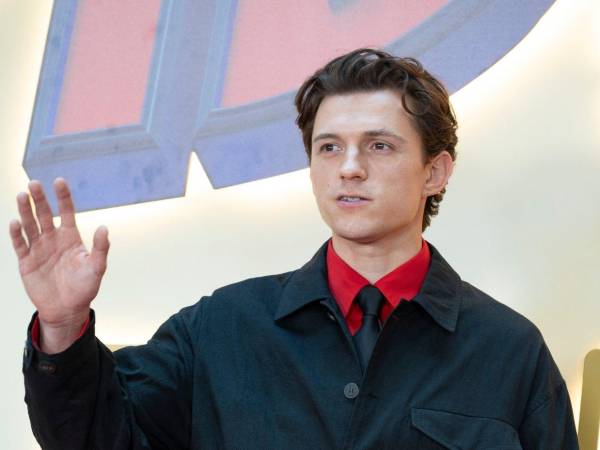 Tom Holland reconoció que hay proyectos de su carrera que, lejos de recomendar, evitaría que cualquiera viera. La confesión llegó durante una charla desenfadada en el podcast británico The Dish, conducido por Nick Grimshaw y Angela Hartnett, donde el actor habló sin filtros sobre lo que significa hacer prensa cuando el material no lo convence del todo.