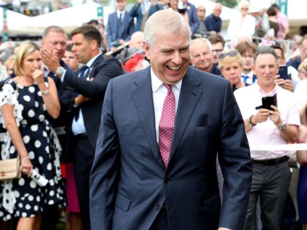 Las imágenes, que ya dan la vuelta al mundo, muestran al Duque de York en actitudes desenfocadas junto a mujeres cuya identidad aún se desconoce, reavivando las acusaciones sobre su vínculo con el depredador sexual.