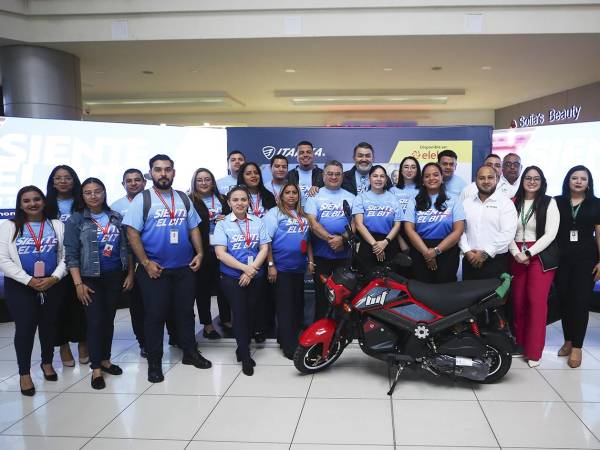 Autoridades y colaboradores de Elektra e Italika durante el lanzamiento oficial de la campaña “Siente el BIT”.