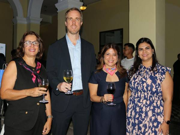 Dominique Villeda, Iván Peterson, Liliana Sánchez y Linda María.