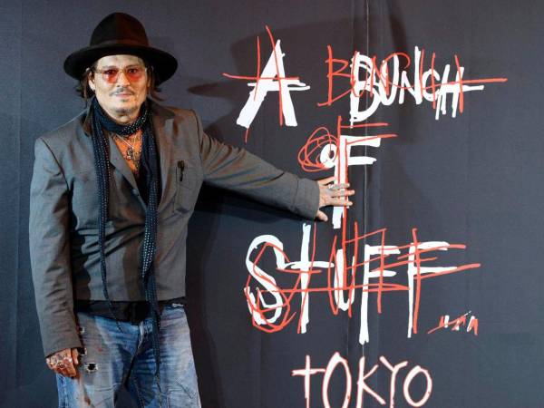 Johnny Depp ha cruzado fronteras para mostrar su universo más íntimo. El reconocido actor hizo el debut internacional de su faceta como artista con la exposición 'A bunch of stuff' (Un montón de cosas) en Tokio, Japón.