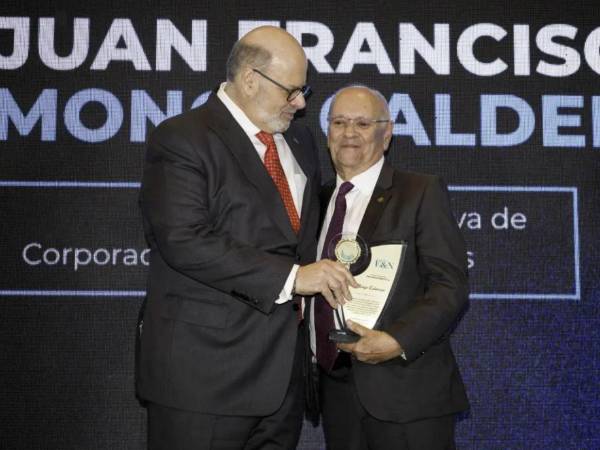 El presidente de Grupo OPSA y Estrategia &amp; Negocios, Jorge Canahuati Larach, entrega el reconocimiento Legado Confianza 2026, al empresario guatemalteco Juan Francisco Monge Calderón.