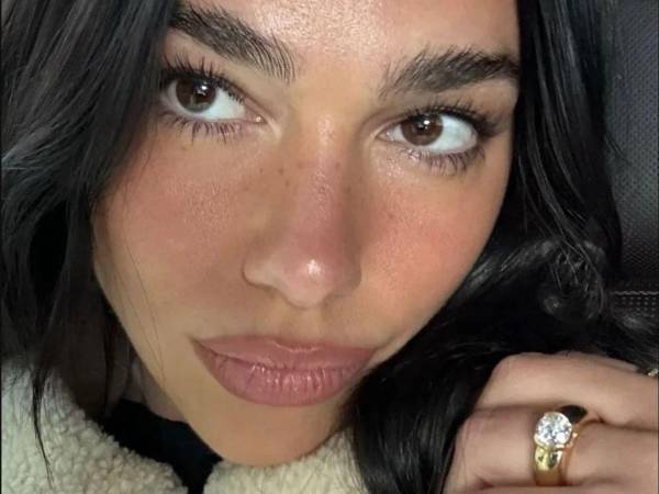 Después de meses de especulación, Dua Lipa confirmó su compromiso con el actor británico Callum Turner, provocando gran expectativa no solo por la noticia, sino por el peculiar anillo que ahora porta en su mano izquierda. A continuación, los detalles de la joya.
