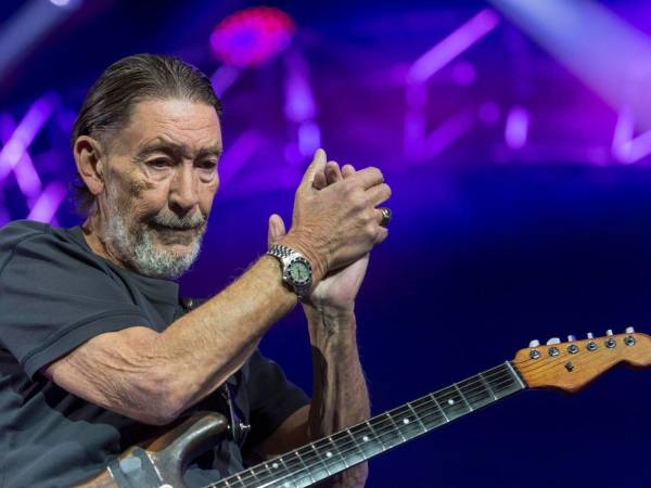 Con inmensa tristeza anunciamos la muerte de nuestro querido Chris. Falleció pacíficamente en el hospital rodeado de su familia, dijeron sus parientes al recordar al también guitarrista.