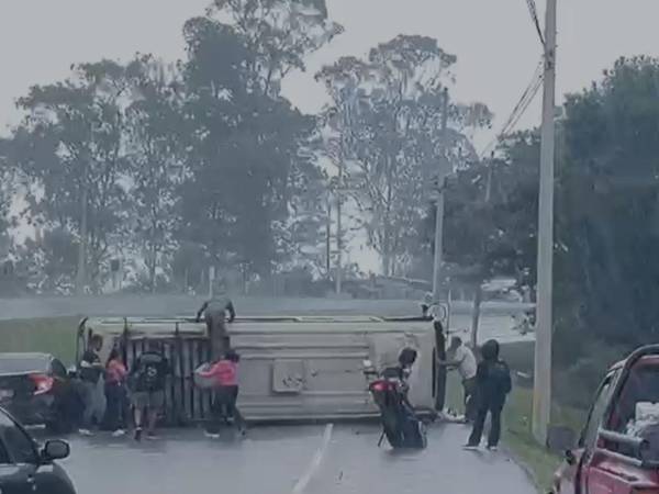 El accidente dejó siete personas heridas y ocurrió cuando se registraban lluvias en la zona.