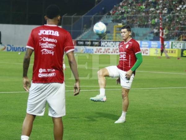 Los jugadores del Marathón realizan trabajos de calentamiento de cara al partido.