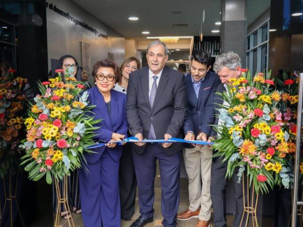 La presidenta de la Corte Suprema de Justicia (CSJ), Rebeca Ráquel Obando y el presidente de la CCIC, Karim Qubain, cortan la cinta inaugural de la nueva ventanilla del Portal Empresarial.