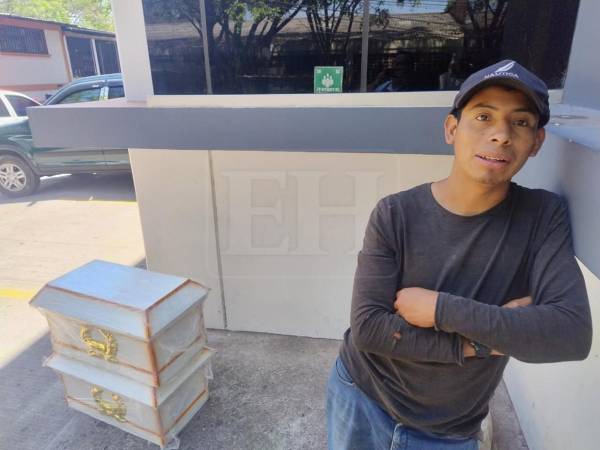 La joven madre de las bebés continúa internada en el Hospital Escuela tras las complicaciones del parto, mientras la familia busca cómo trasladar los cuerpos de las recién nacidas hasta Yarula, La Paz, para darles cristiana sepultura.