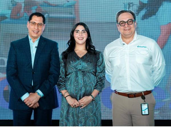 Representantes de Teletón y Grupo Ficohsa durante el lanzamiento de la campaña de apoyo a la Teletón 2025.