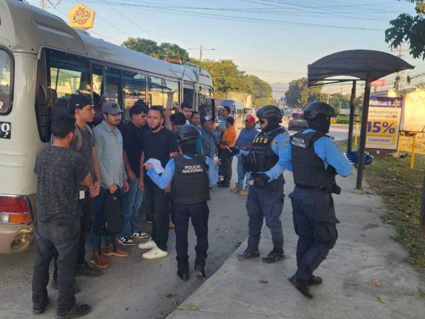 Los agentes de la Policía Nacional solicitan los documentos personales a los pasajeros de las unidades de transporte.