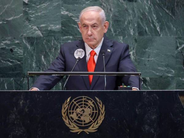 A lo largo de 40 minutos, Netanyahu enseñó a los presentes un mapa con las ofensivas israelíes de los últimos dos años en la Franja de Gaza, Líbano, Irán, Siria, Irak y Yemen.